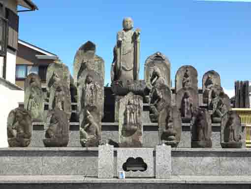 the stone Jizos in Hosenji Temple