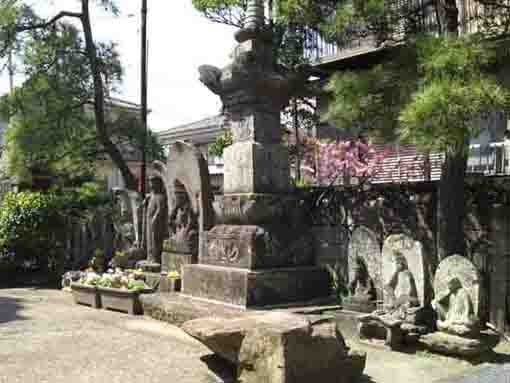 the stone statues at Kyoshiji Temple