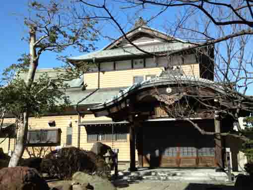 the wooden hall in Anrakuji