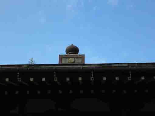 安楽寺屋根上の菊の御紋