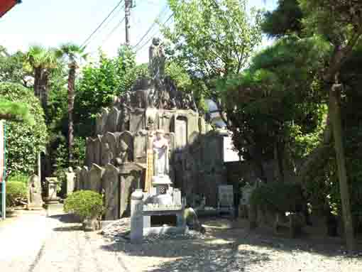the stone statues of Anyoji Temple