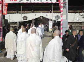 仁王門をくぐる僧侶の列