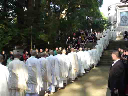 瑞門に向かう僧侶の列