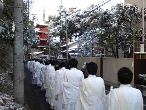 many priests walk to Hokekyoji