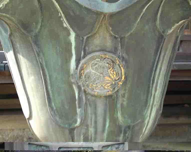 智泉院の天水桶の三つ葉葵の家紋
