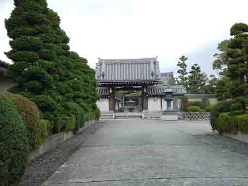 the main gate of Choshoji Temple