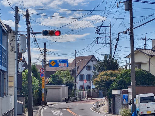 市川市東山魁夷記念館前の信号