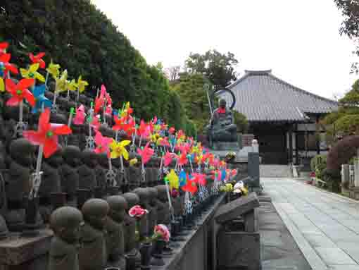 many stone statues in Dairenji