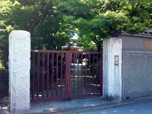the gate in Muryosan Komeiin Eifukuji