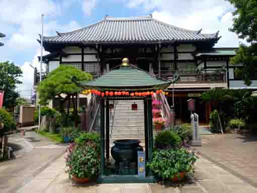 令和３年夏ホオズキの飾りと圓勝院本堂１