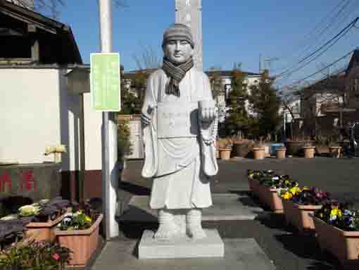 the statue of Kobodaishi of shaking hands