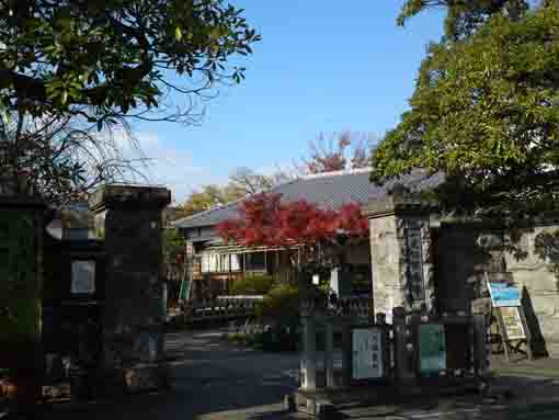 the gate of Makkotei in fall