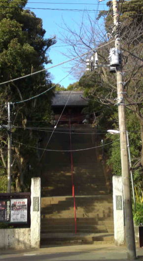 The stone steps under the Niomon Gate