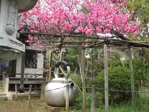 a big kettle in Gyokuosan Hojuin Temple