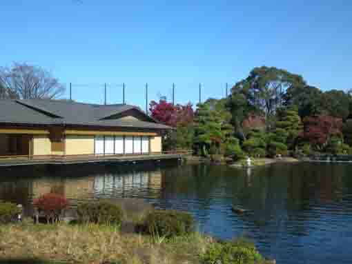 Genshinan and colored leaves by the pond