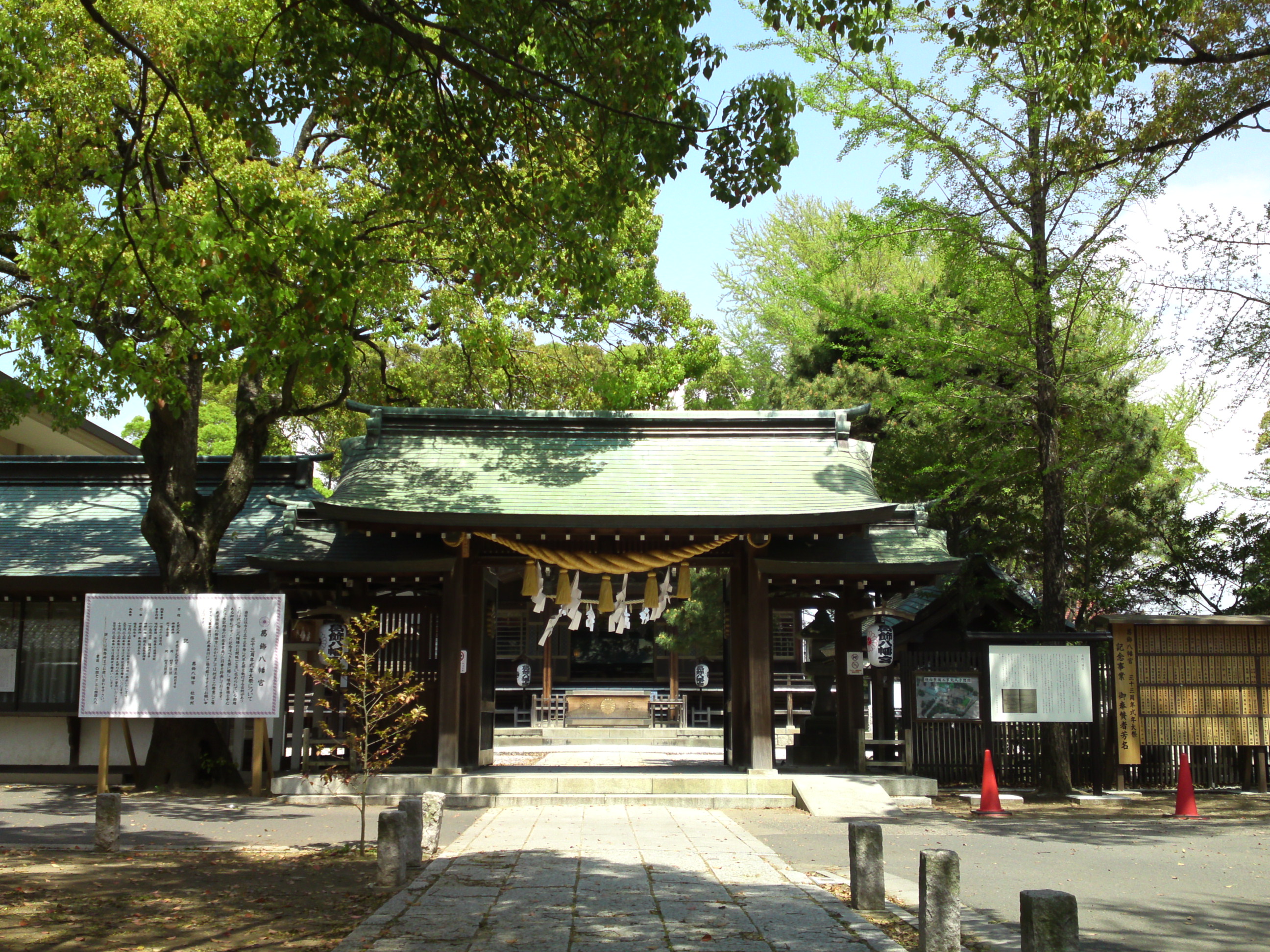 2016年葛飾八幡宮本殿前の門１