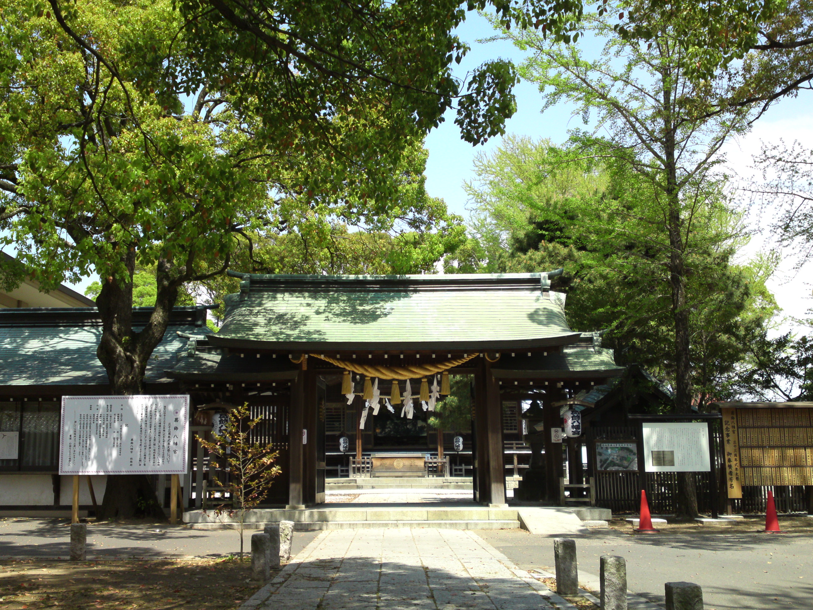 2016年葛飾八幡宮本殿前の門２