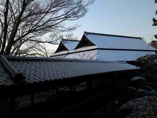 法華経寺祖師堂の屋根を彩る雪