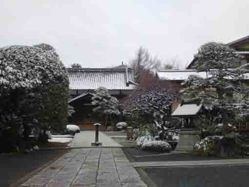 玄妙山本行院の雪の風景