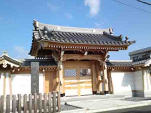 the gate of Myokosan Honjoji Temple