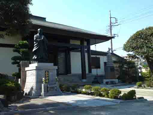 the statue of Nichiren in Hoshoji