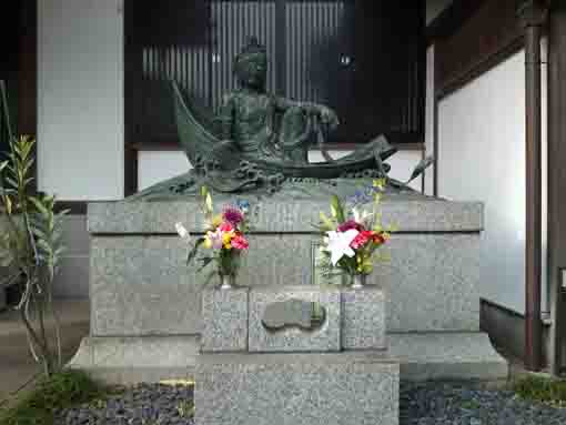 a stone Buddha in Jiunji Temple