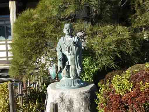 the statue of Nichiren in Jofukuji