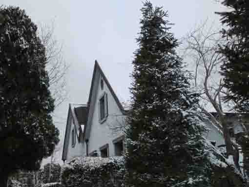 the rooves on the hall with snow