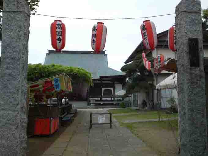 the gate of Miyakubosan Koenji Temple