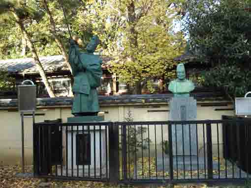 the statue of Yumitori no Gi