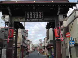 the approach road to Hokekyoji Temple