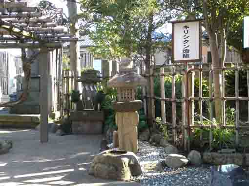 妙覚寺のキリシタン燈籠