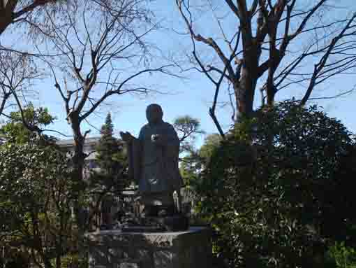 the statue of Nichiren in Myoshoji