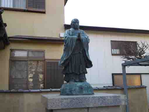 the statue of Nichiren in Myoshoji