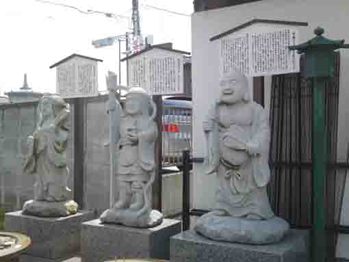 shchifukujin standing on right