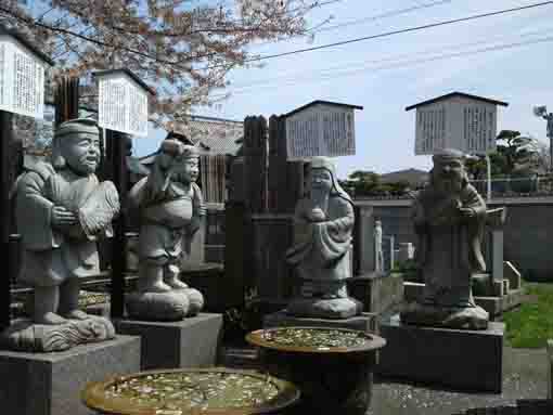 shichifukujins standing on left