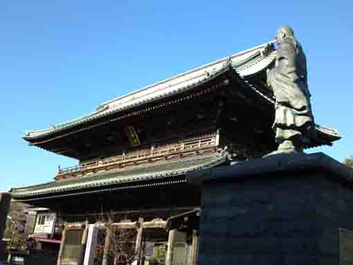 Nichiren standing beside Akamon Gate