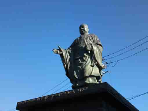 the statue of Nichiren in Hokekyoji