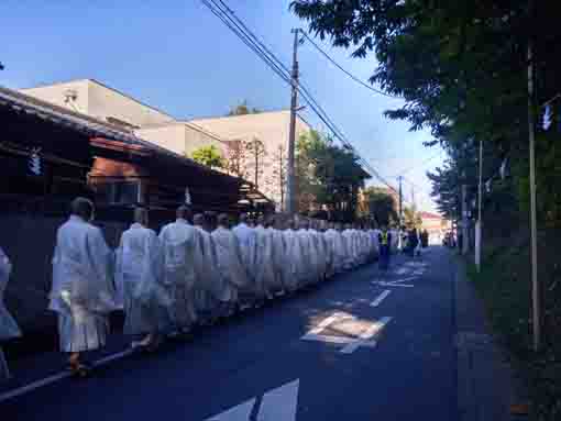 大荒行入行会の日奥ノ院に向かう僧侶の列