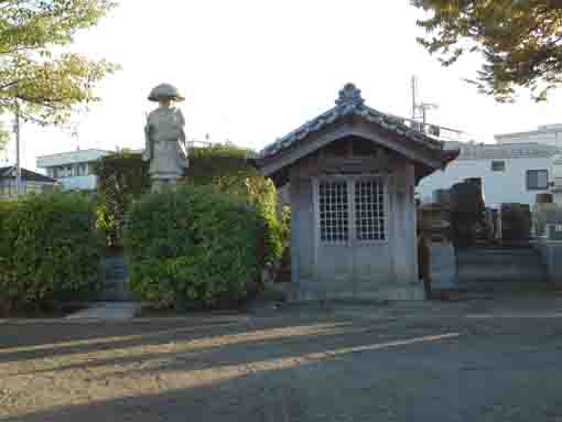 the statue of Shinran in Ryozenji Temple