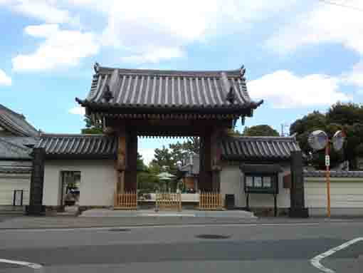 the gate of Narihirasan Tosenji Nanzoin