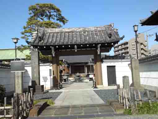 the main gate of Shokakuji
