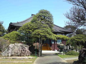 the main building of Hozenji Temple