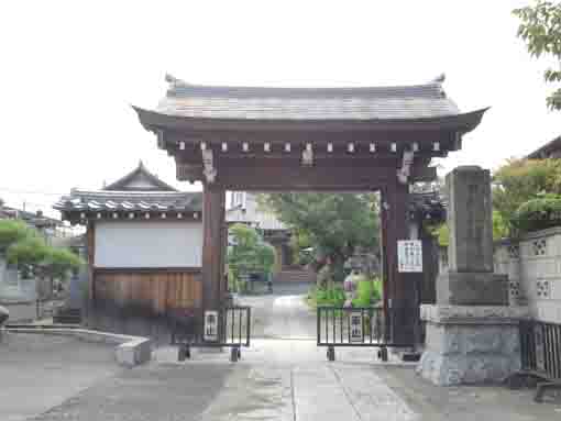 the sanmon gate of Inarisan Sorinji Temple