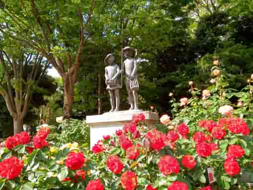 須和田公園の赤いバラと子供の像