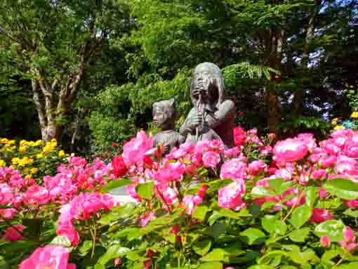 須和田公園のピンクのバラに座る女の子の像
