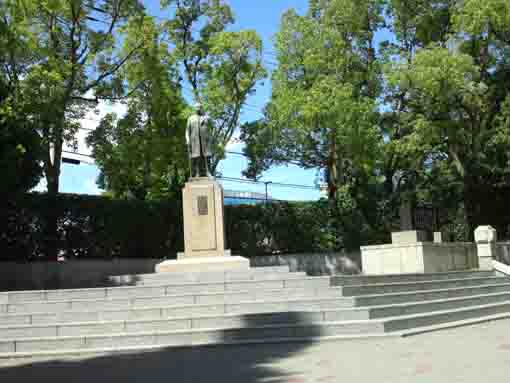 the statue of Gen Tanaka in Gyosen Park