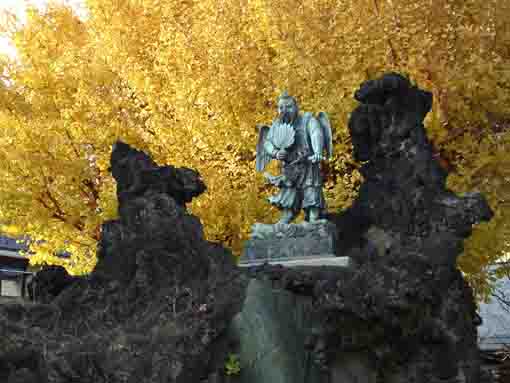 豊受神社の富士塚に置かれた烏天狗