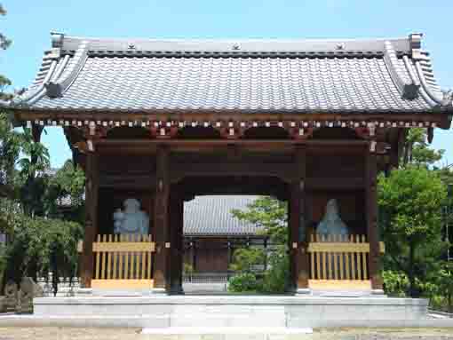 大黒様と恵比寿様の立つ役者寺の山門