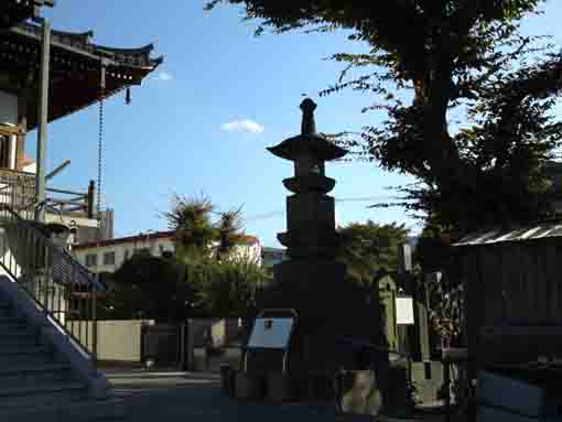 the hokyointo pagoda in Zenpukuji Temple